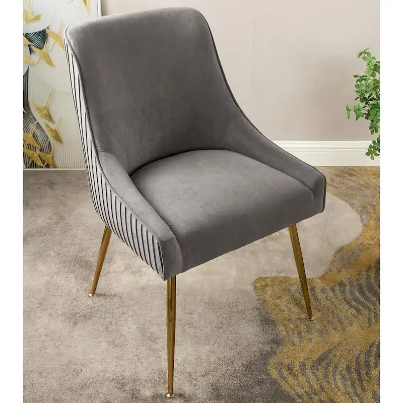 Chaise de luxe en velours avec dossier élégant, pieds en métal doré et revêtement doux Assise confortable