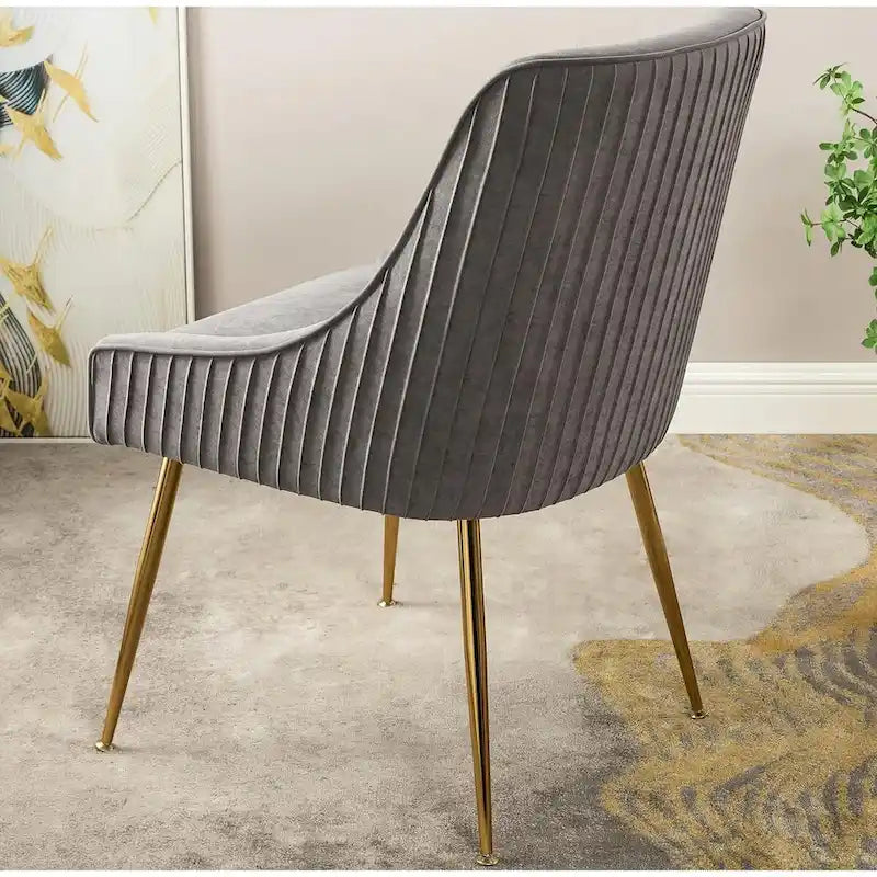 Chaise de luxe en velours avec dossier élégant, pieds en métal doré et revêtement doux Assise confortable