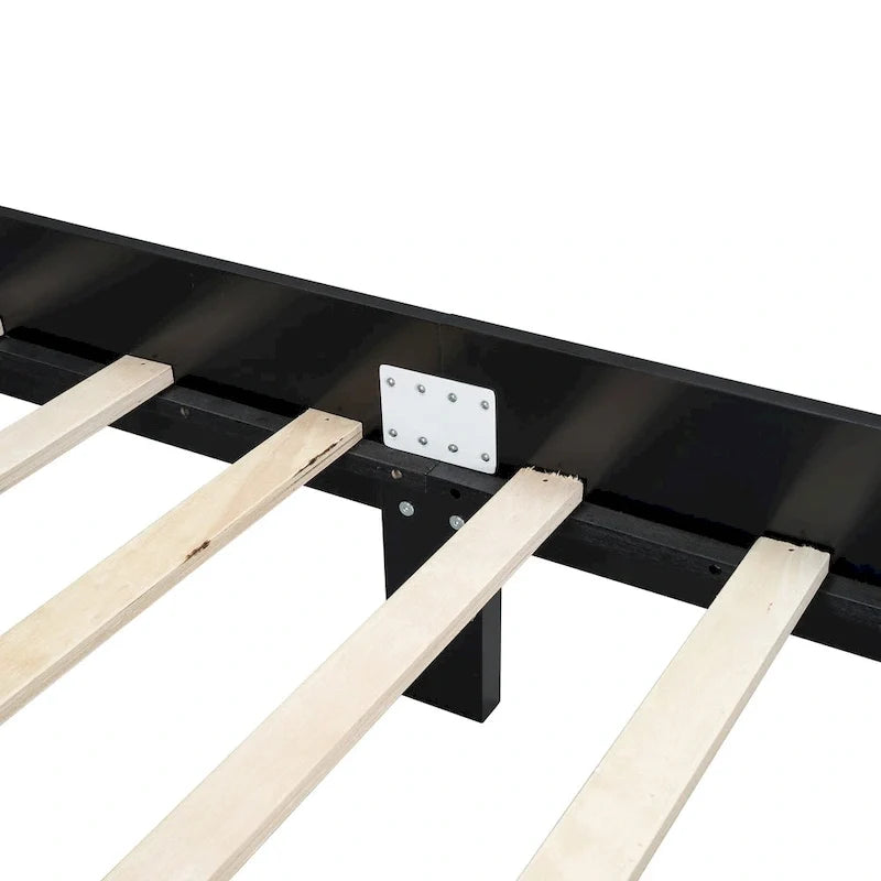 Lit plateforme en bois avec tête de lit en rotin naturel